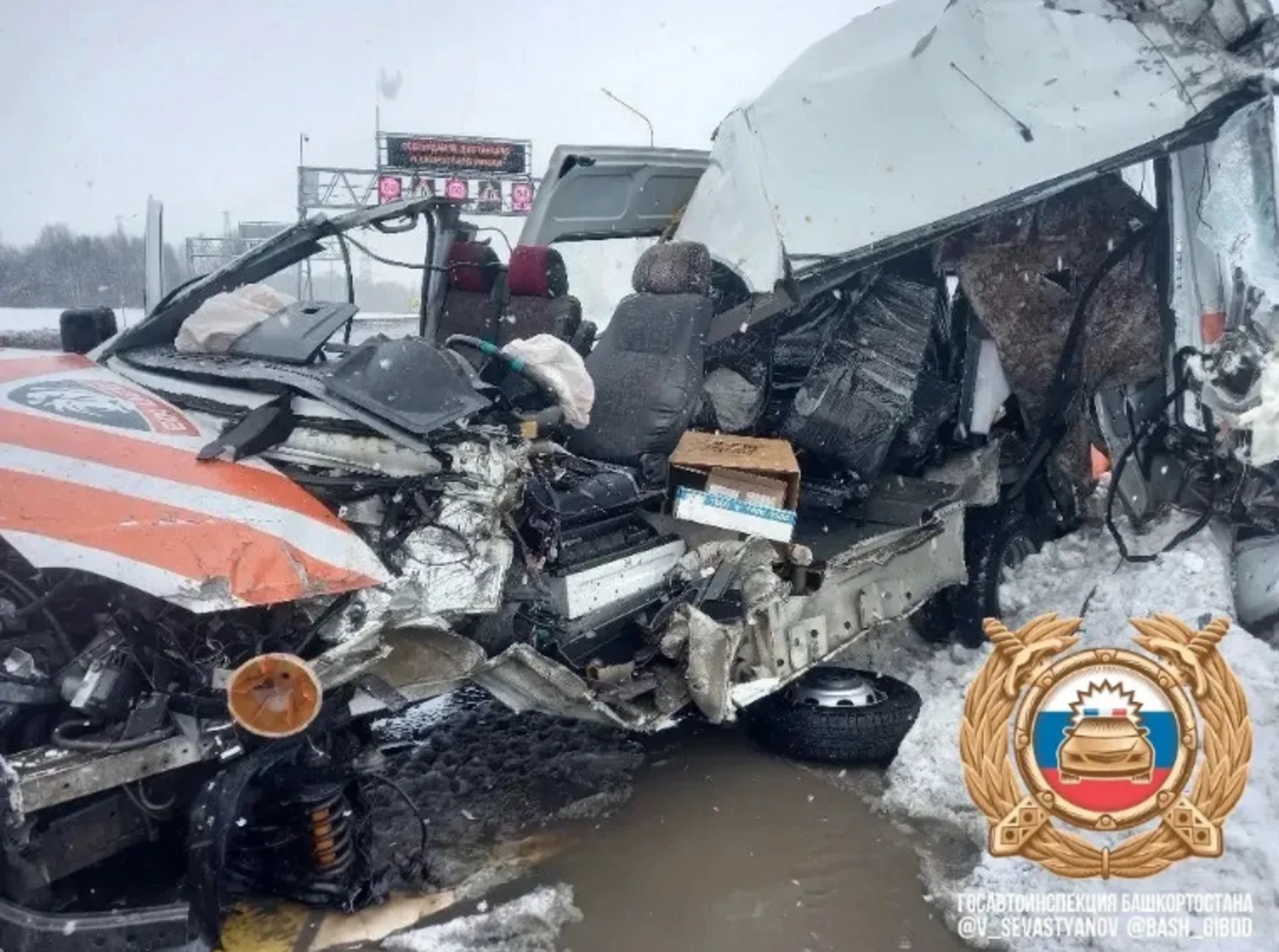 В Башкирии автобус дорожных служб столкнулся со стоящим на дороге грузовиком