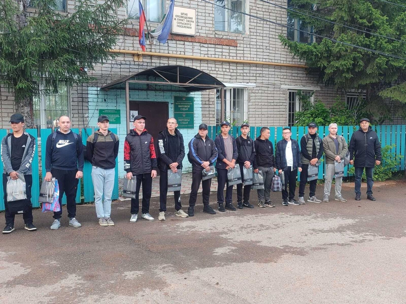 Ил сагына бара егетләр