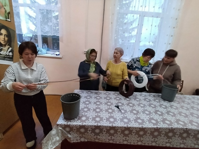 В селе Тучубаево прошел мастер-класс по плетению горшков из ротанга