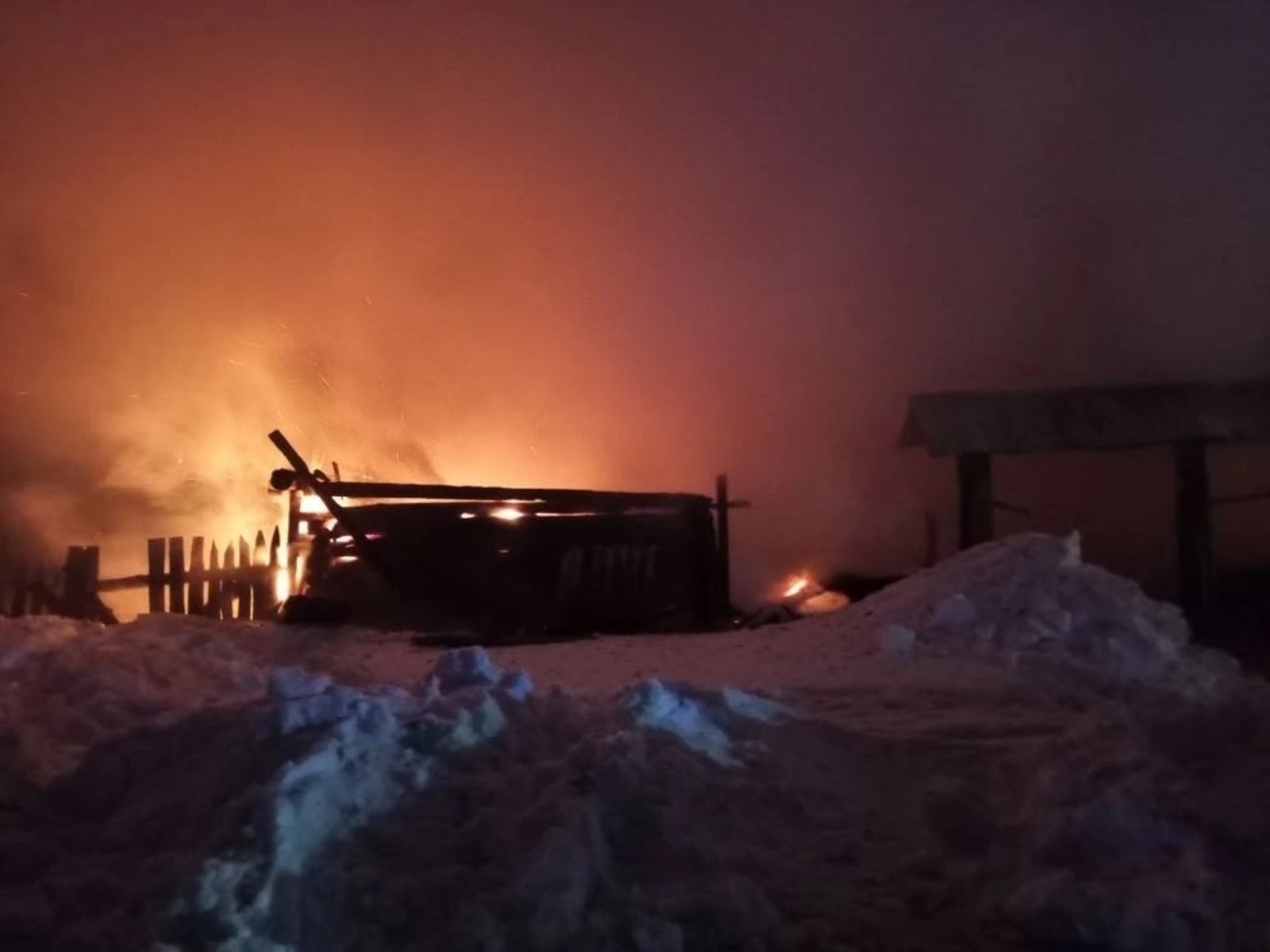 В Башкирии пожар уничтожил дом и дворовые постройки