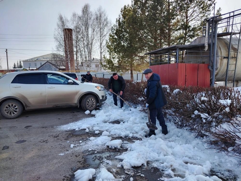 Сотрудники ООО «Коммунальное хозяйство» вышли на субботник