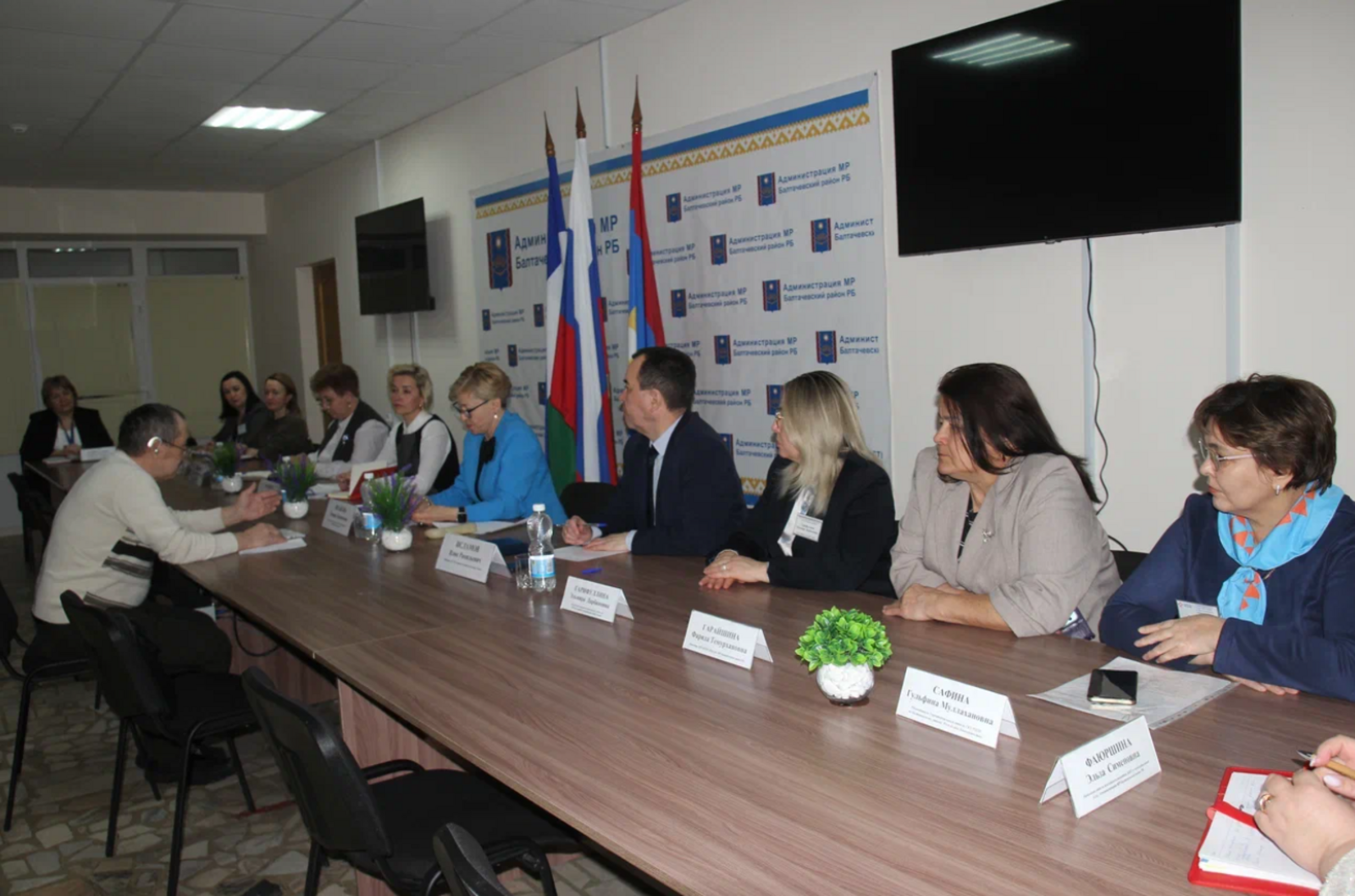 Көнүзәк мәсьәләләр күтәрелде