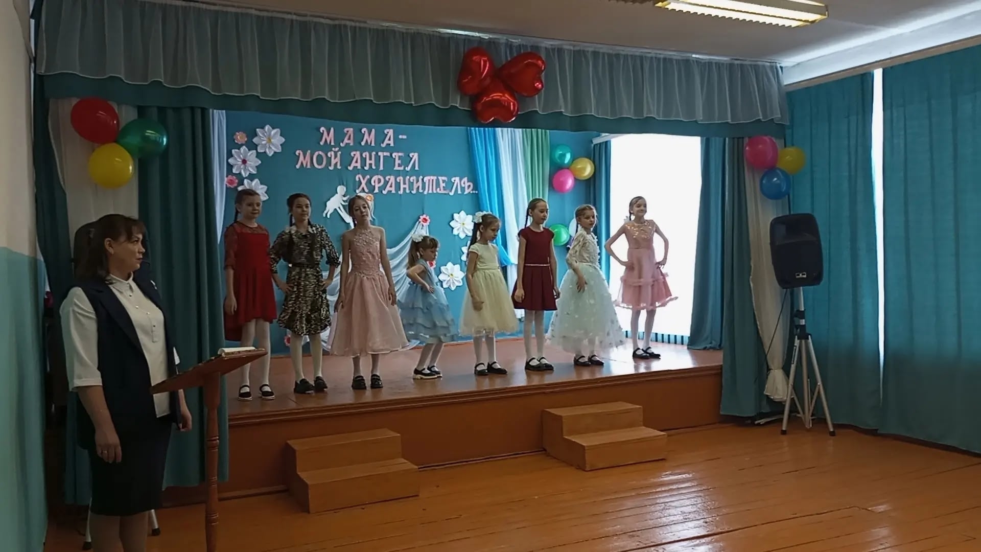 Праздник для мам и бабушек: в школе отметили Международный женский день