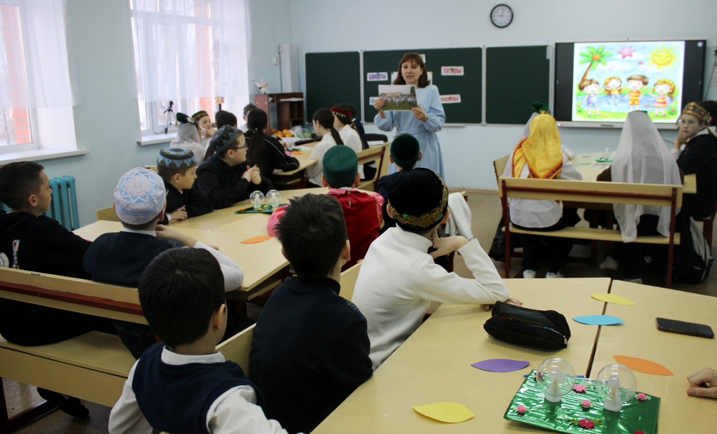 Бүген Халыкара туган тел көне!