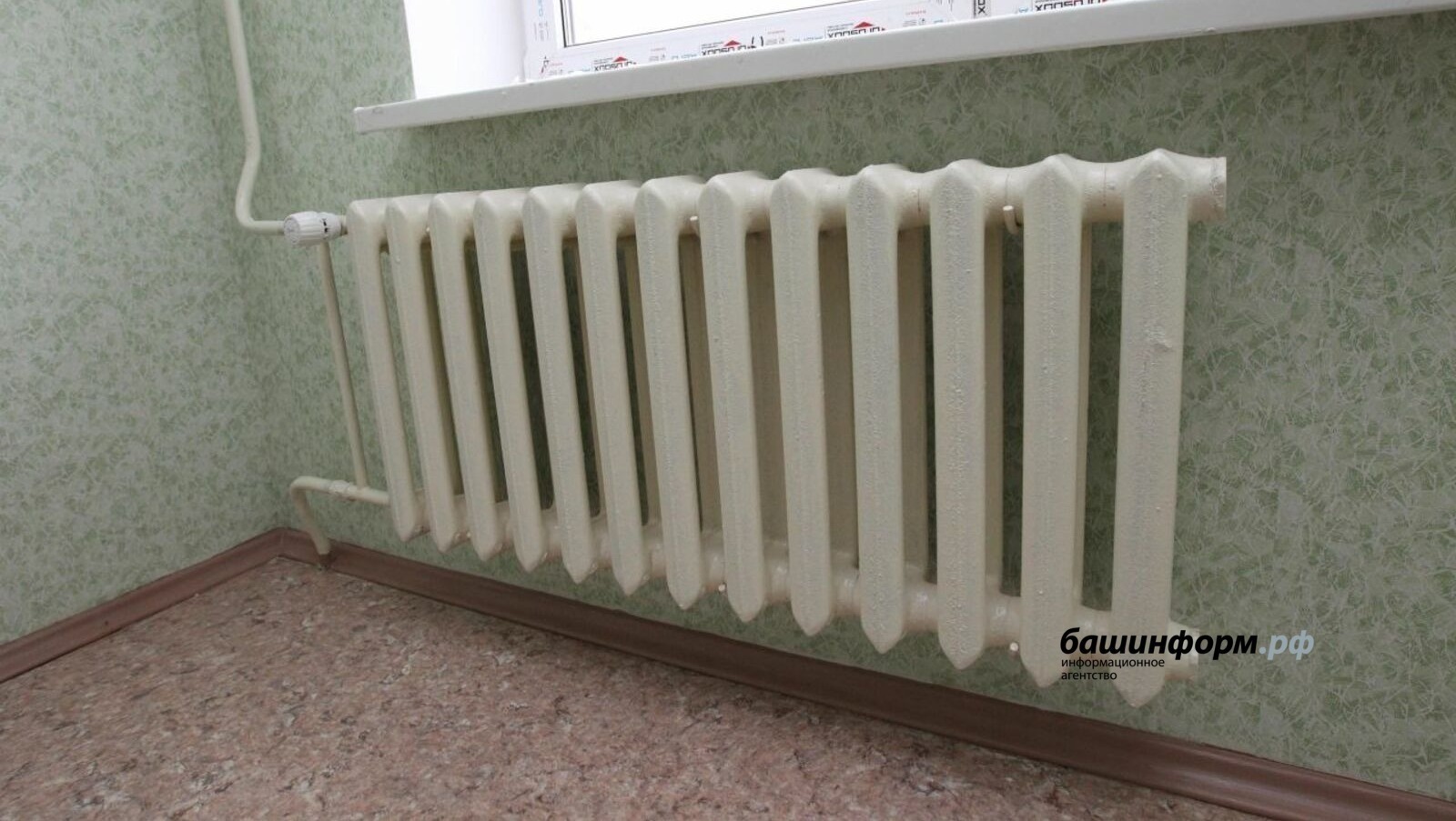 В Башкирии мужчина застрял между стеной и батареей