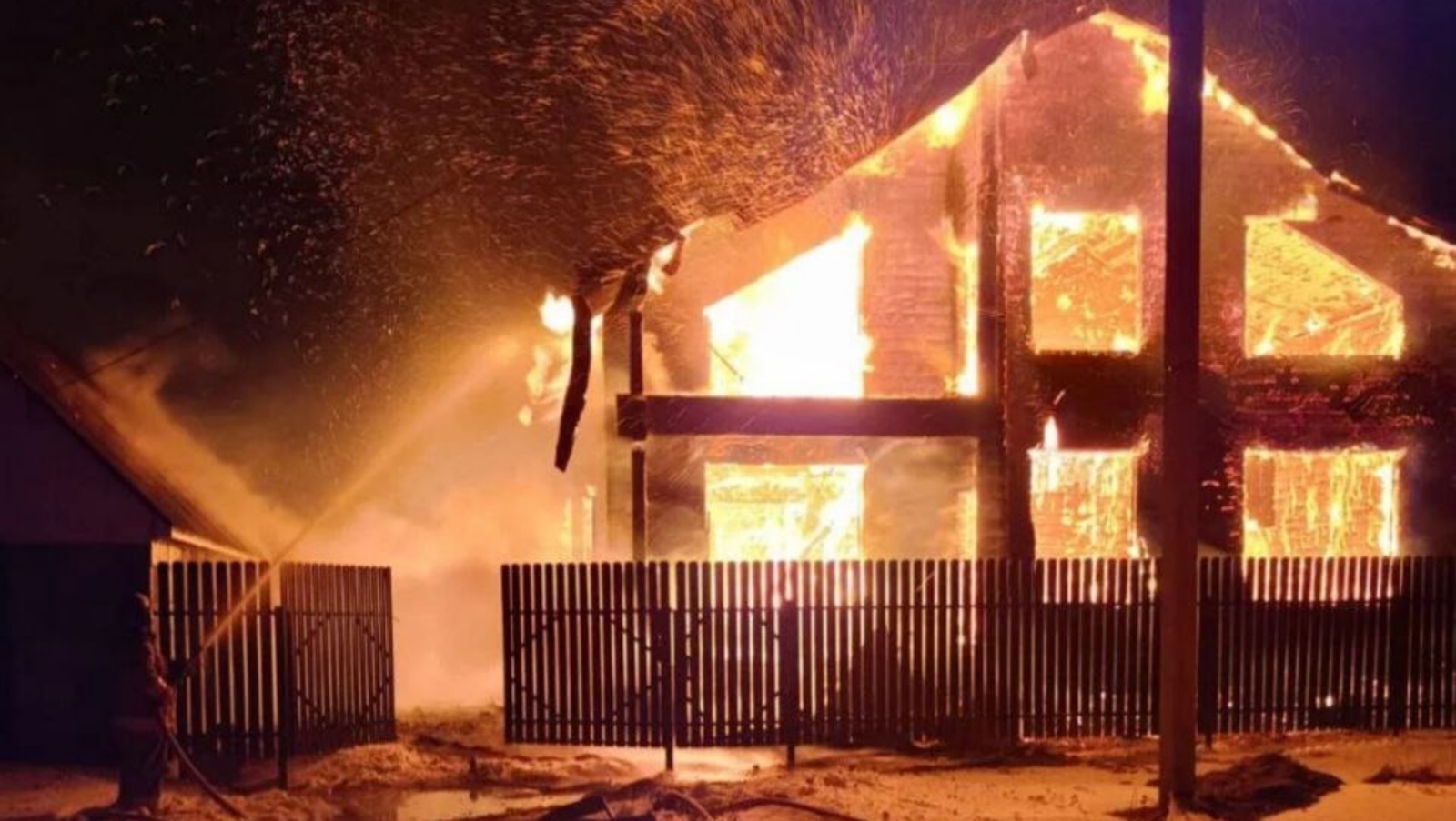 В Башкирии ночью сгорел двухэтажный частный дом