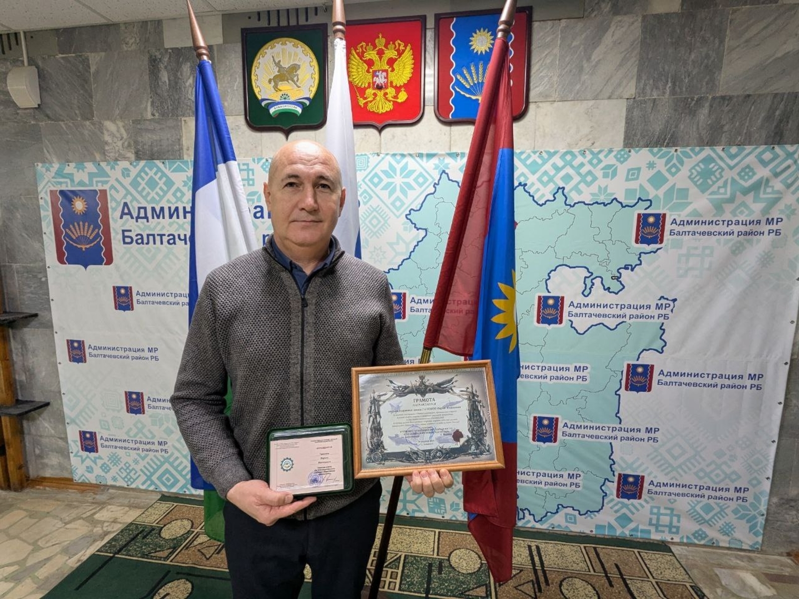 Глава района поблагодарил Фарита Галимова за службу в мобильной огневой группе