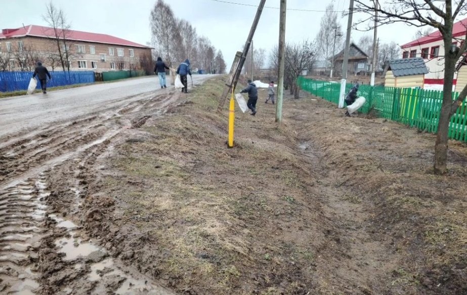 Балтачта “Коммуналь-хуҗалык” җәмгыяте эшчәннәре чистарту өмәсенә чыкты