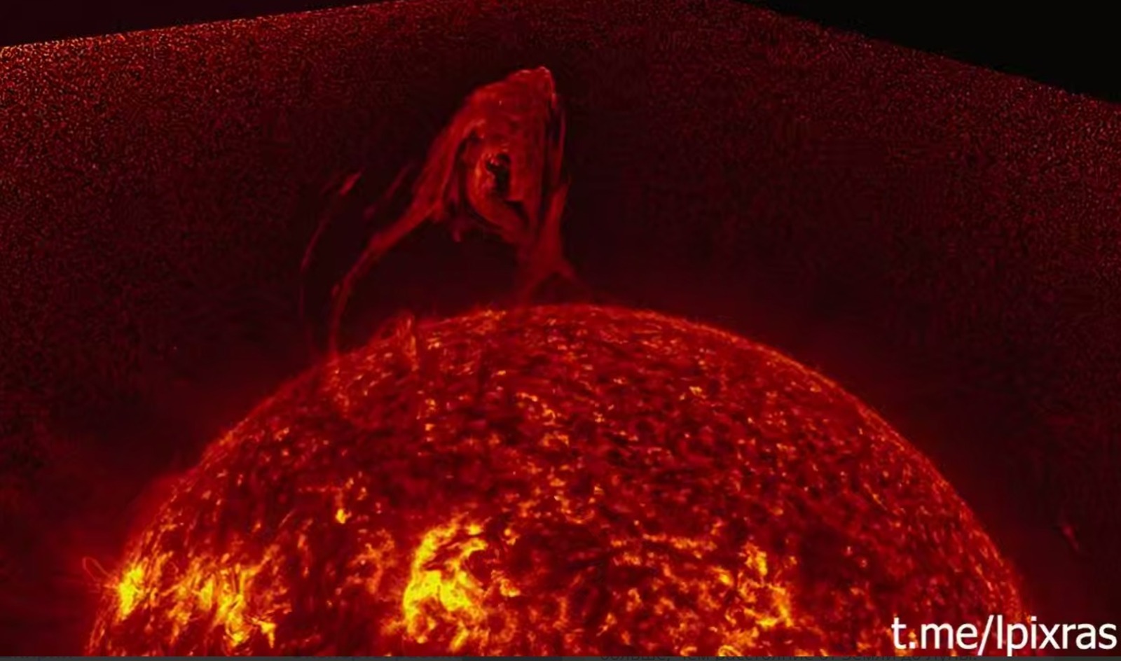 Солнце выбросило гигантский протуберанец