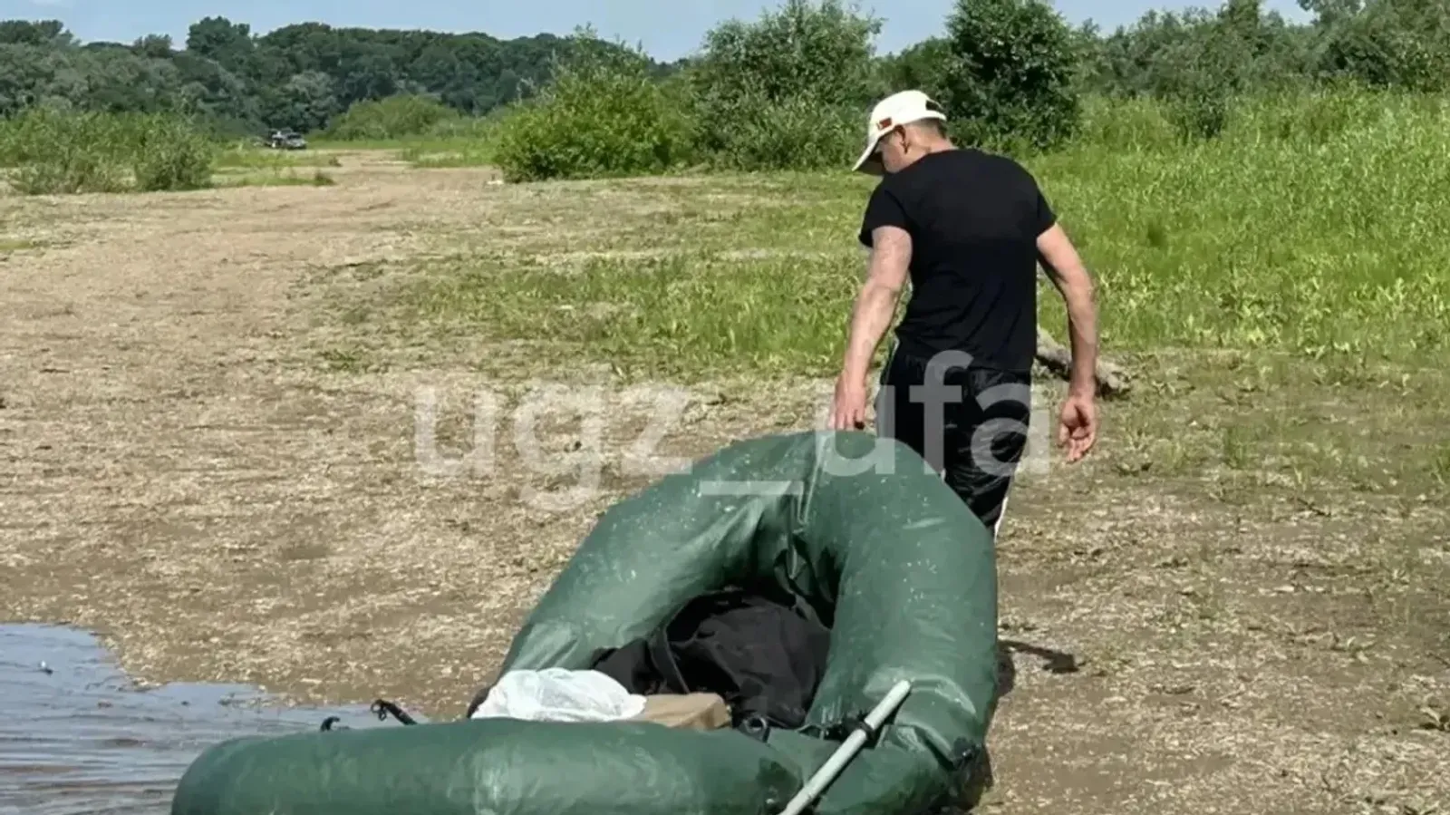 В Башкирии спасатели вытащили рыбака из тонущей лодки