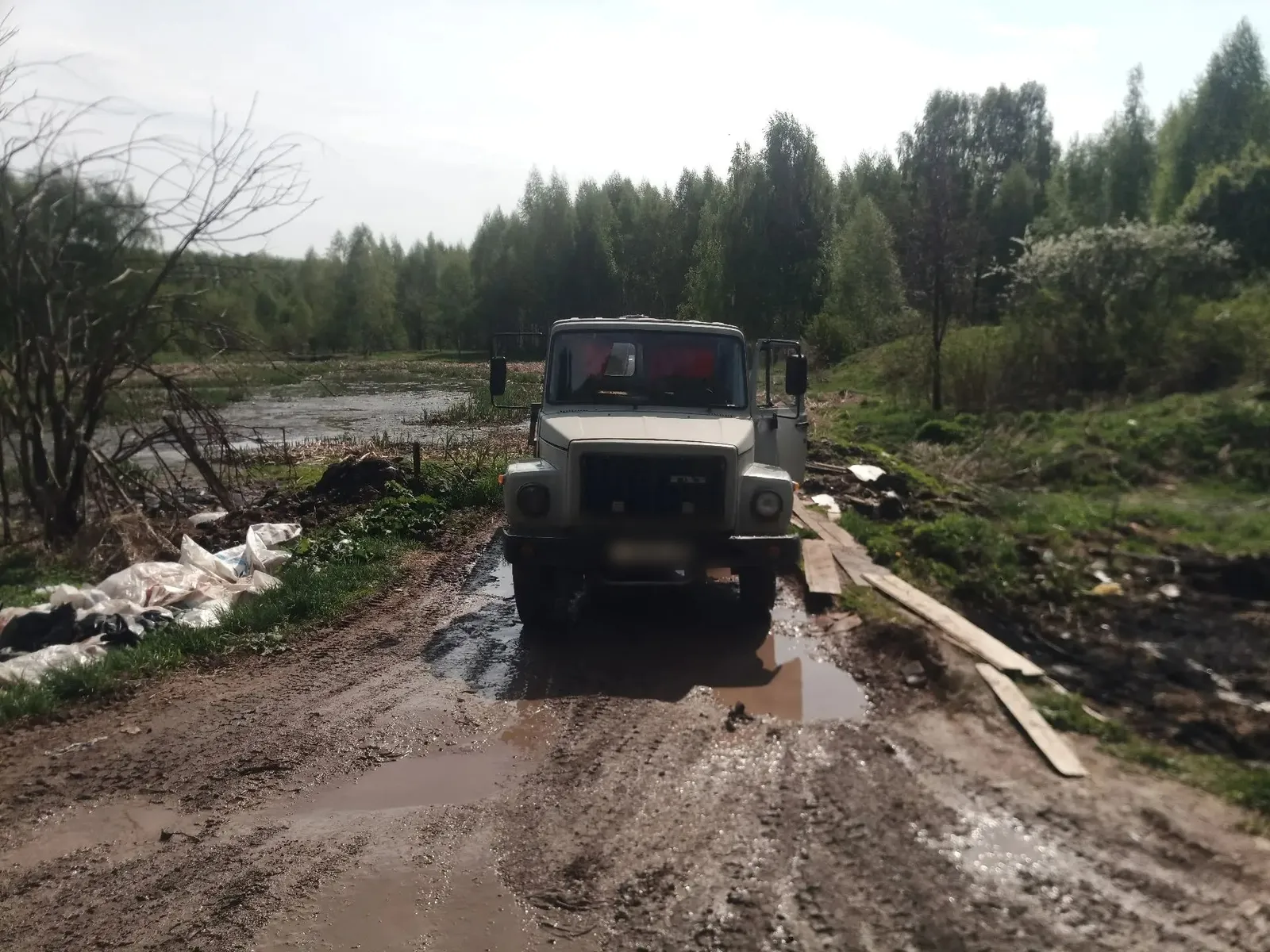 В Балтачевском районе с грузовика сливали жидкие бытовые отходы прямо на почву