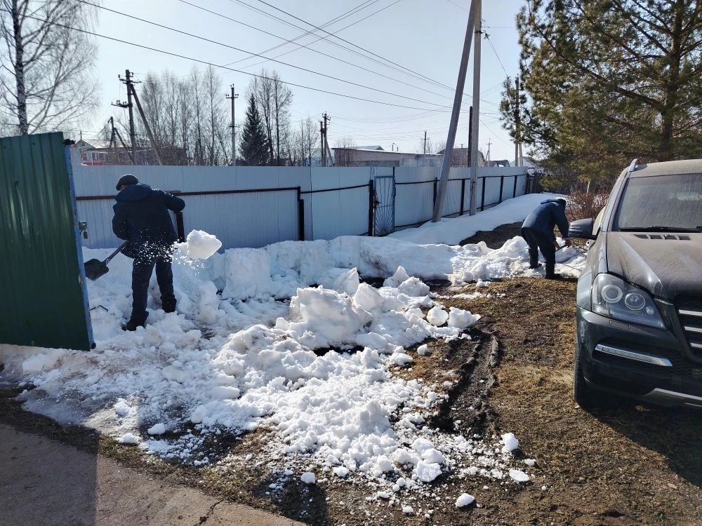 Сотрудники ООО «Коммунальное хозяйство» вышли на субботник