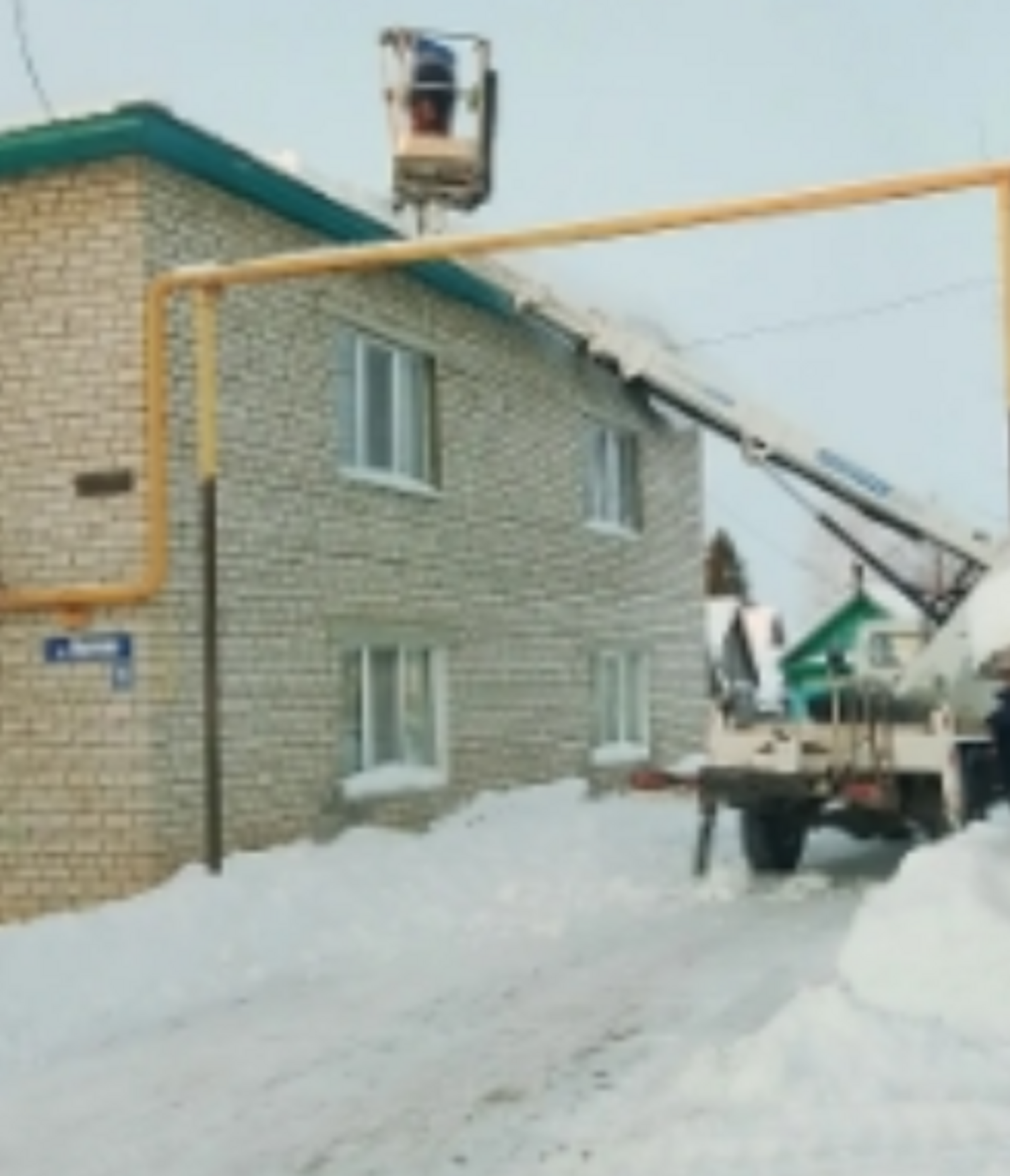 Түбәләрне вакытында кардан чистарту кирәклеге турында