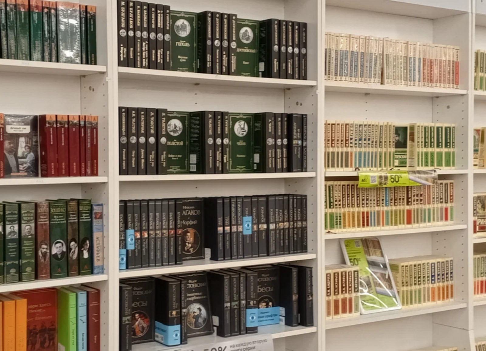 23 февраля: свежие идеи подарков, которые не затеряются среди носков и пенок