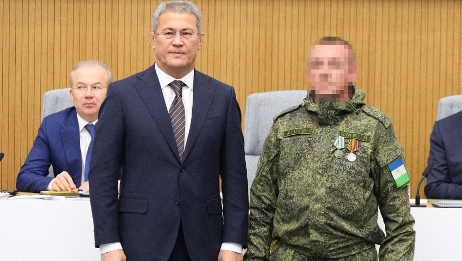 Радий Хәбиров генерал Шәйморатов медальләре белән бүләкләде
