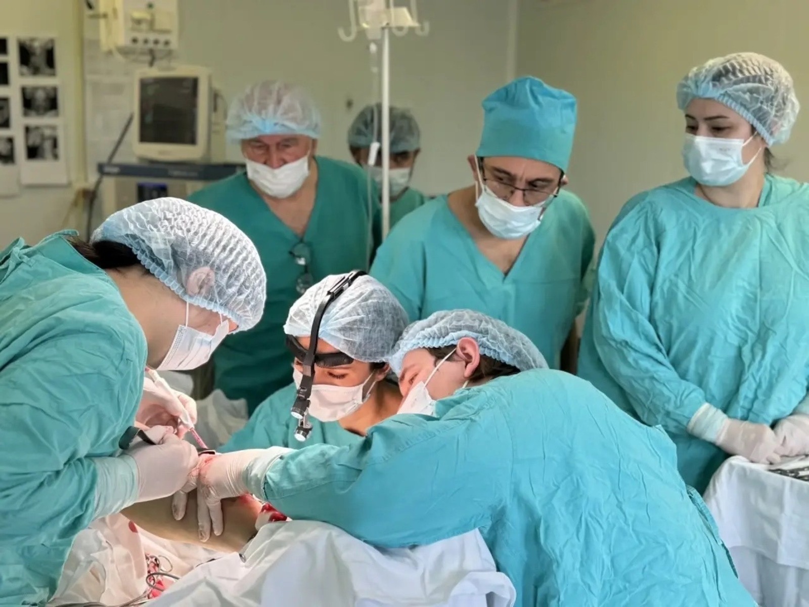 В Башкирии хирурги собрали пациентке челюсть из кости ноги