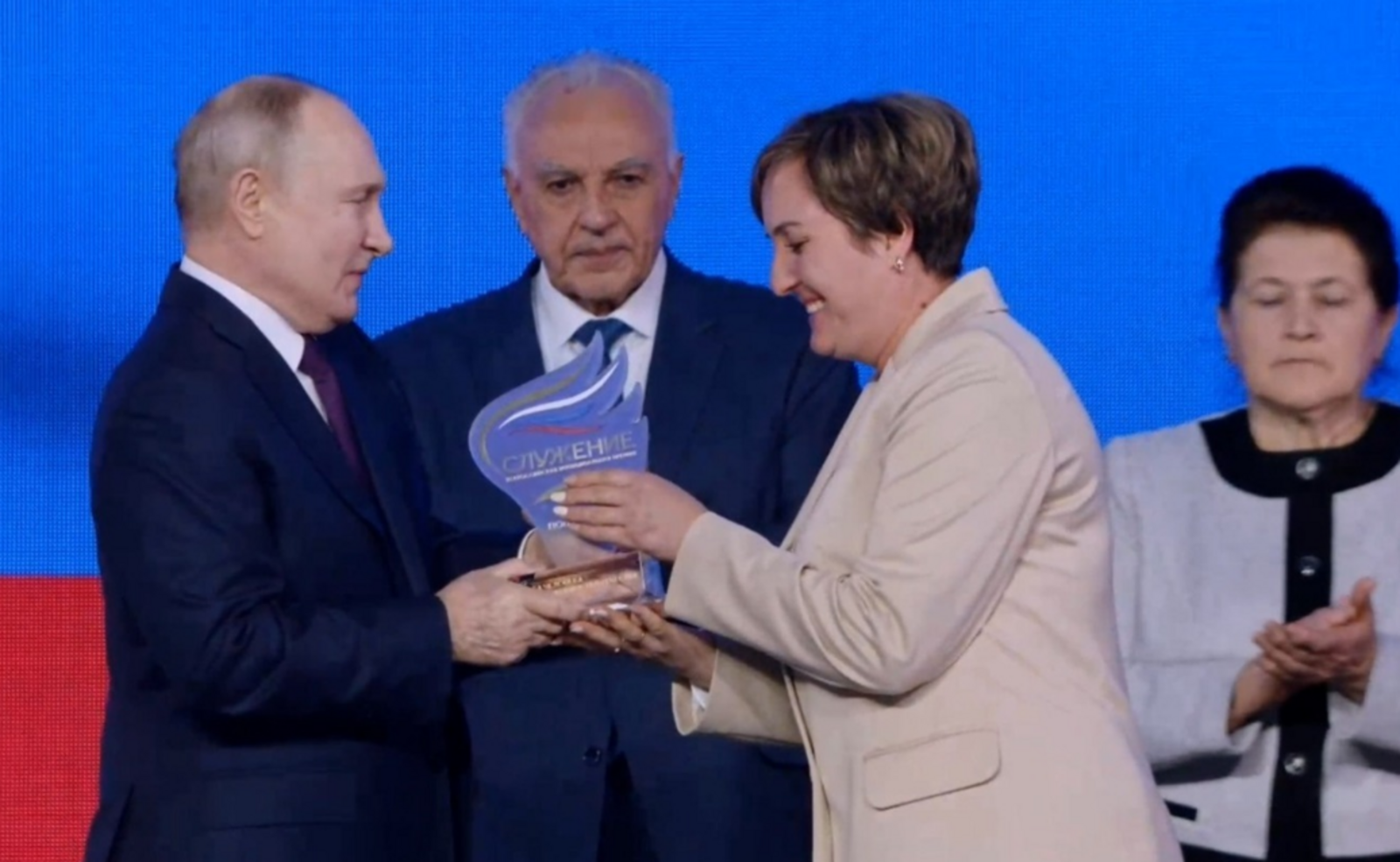 Күп балалы әнигә  бүләкне Русия Президенты Владимир Путин тапшырды
