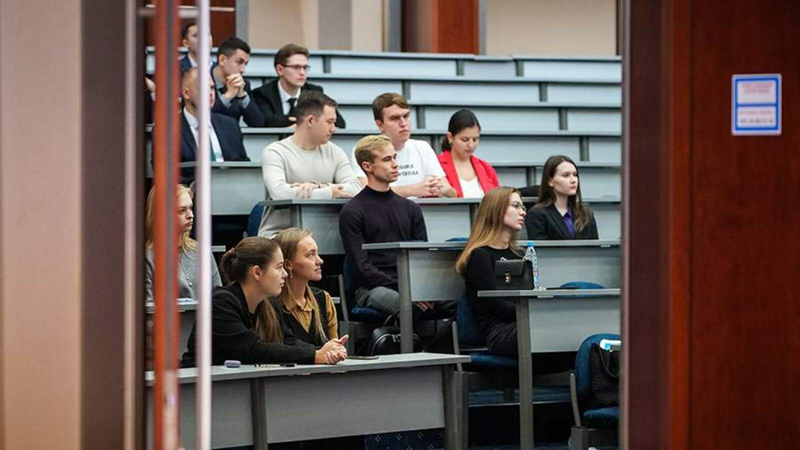 Путин поручил рассмотреть изучение в вузах русского языка как государственного