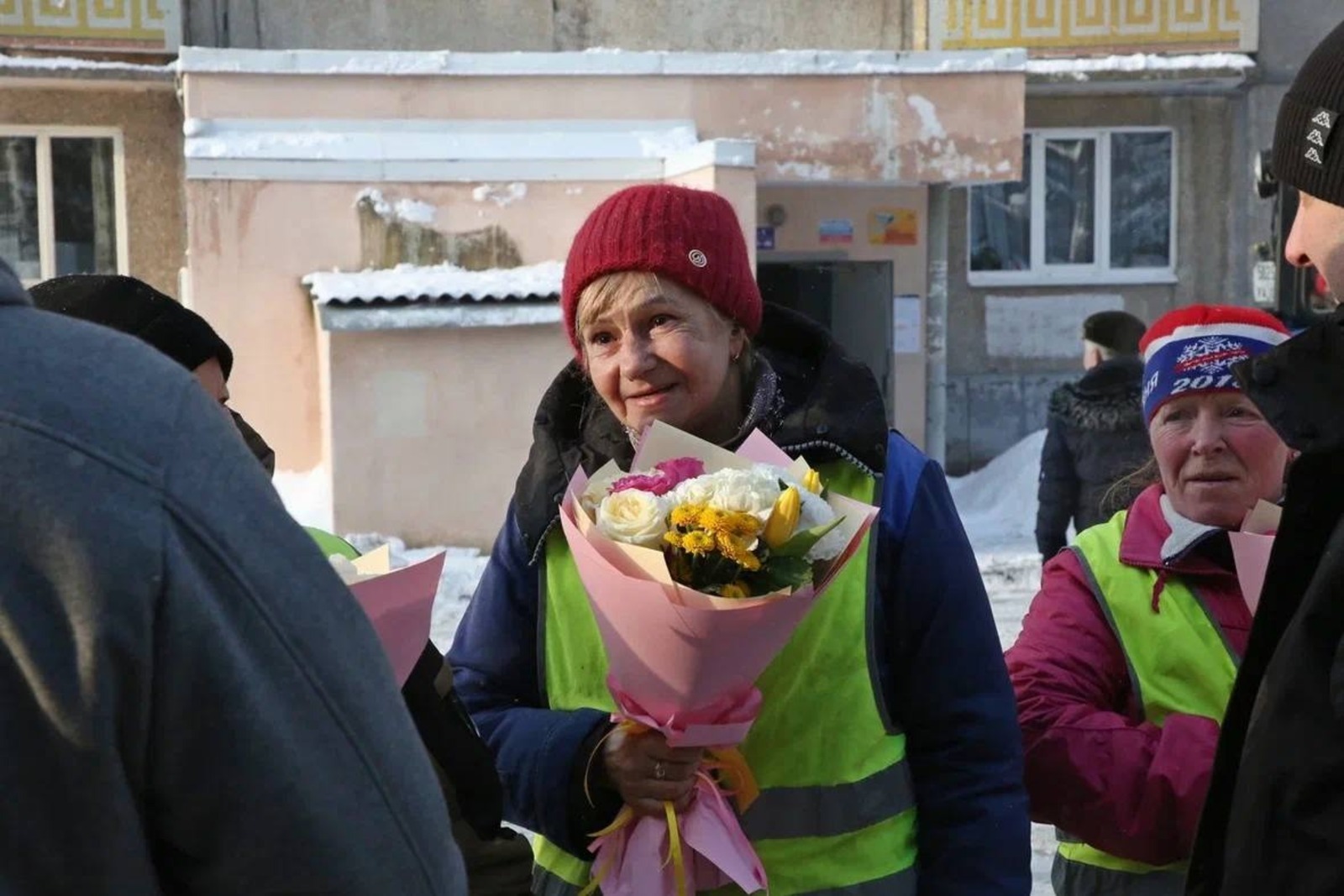 Женщины-дворники получили цветы от мэра Уфы