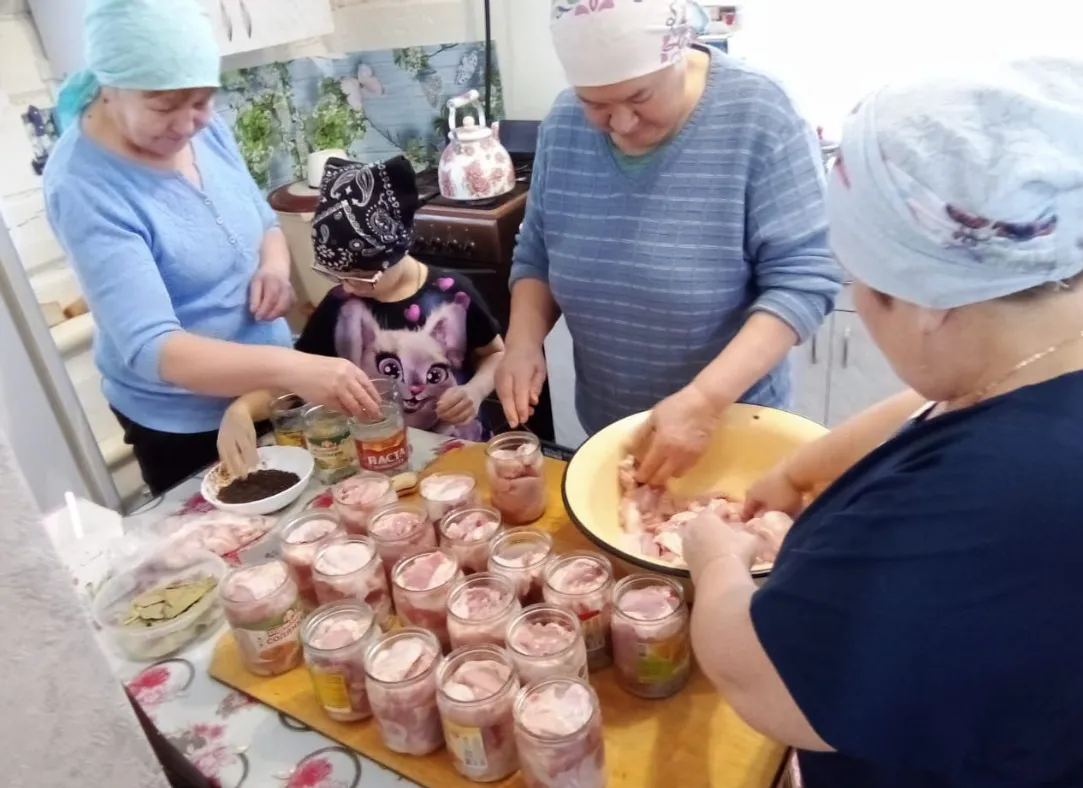 Сәйтәклеләр СВОга 108 маскировка челтәре, 110 банка тушёнка озатты