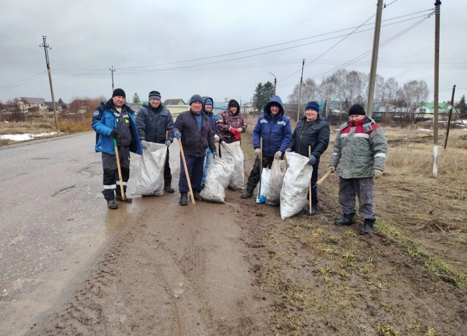 Балтачта “Коммуналь-хуҗалык” җәмгыяте эшчәннәре чистарту өмәсенә чыкты