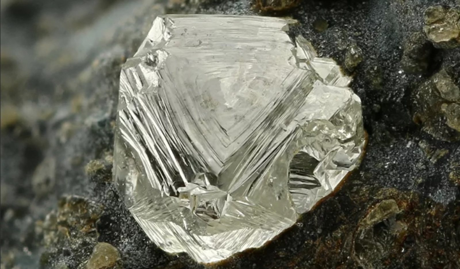 В Якутии обнаружили  древний алмаз