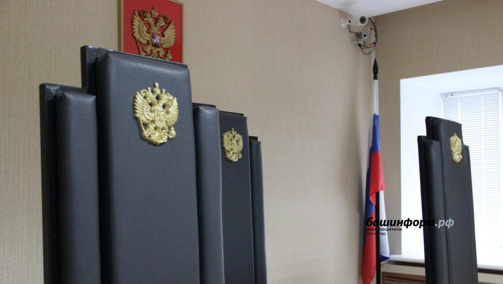 Житель Башкирии ударил полицейского и протащил его на капоте автомобиля