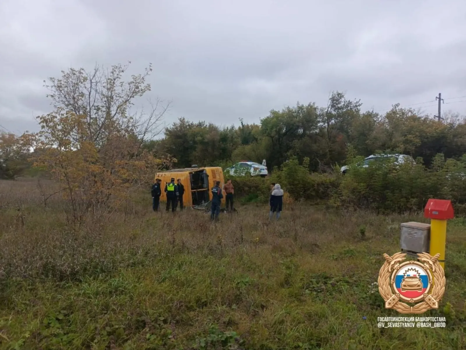 Опрокинулся школьный автобус с подростками в салоне
